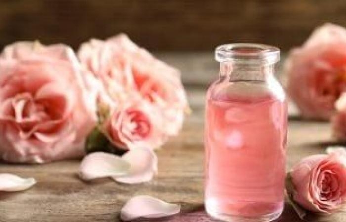 عالم المرأة : 8 فوائد لاستخدام ماء الورد في العناية بالبشرة.. سر طبيعي لتوهج يدوم