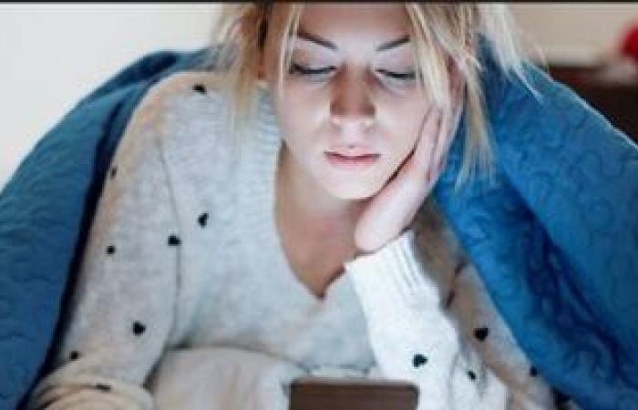 صحة وطب : لماذا يجب أن تؤجل النظر إلى هاتفك عند الاستيقاظ من النوم؟