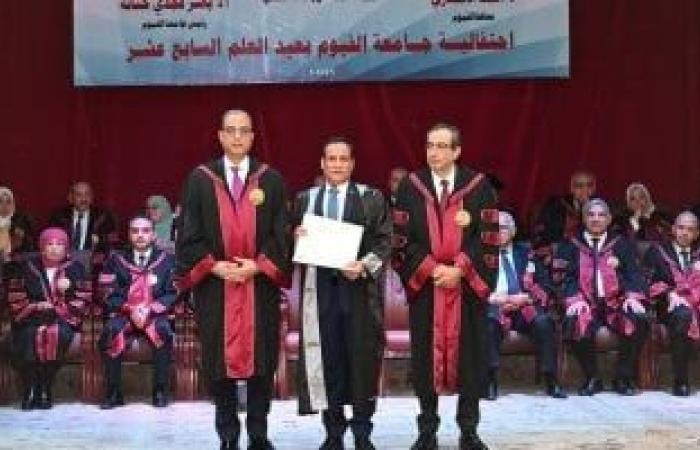 تقارير مصرية : محافظ الفيوم ورئيس الجامعة يكرمان صلاح هاشم بجائزة التفوق باحتفالية عيد العلم