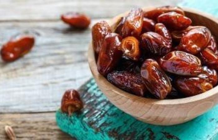 صحة وطب : ماذا يحدث لجسمك عند تناول 3 تمرات يوميًا؟