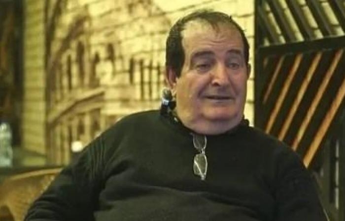 سياسة : بعد إفلاسه.. نقل فنان شهير إلى دار مسنين