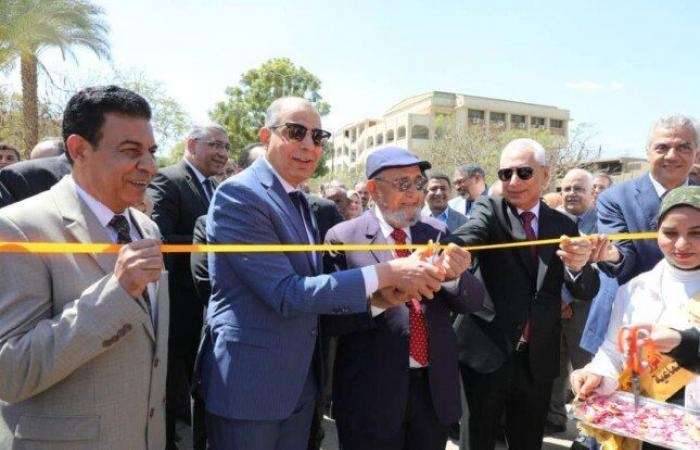 «بهجة الربيع».. .محافظ المنيا ورئيس الجامعة يفتتحان معرض الزهور لكلية "زراعة المنيا"