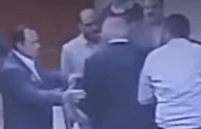 سياسة : فيديو مسرب.. سكرتير عام محافظة سوهاج يحاول ضـ.ـرب نائب المحافظ داخل ديوان المحافظة
