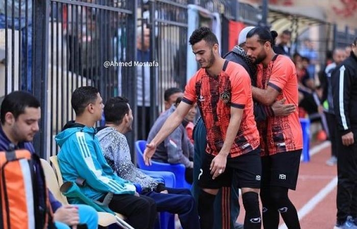 عالم المرأة : سنده في الدنيا وسر ابتسامته.. عم محمد يحمل ابنه الشاب ذوى الهمم ليشاهد المباراة