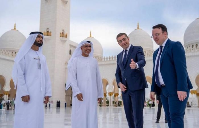 أخبار العالم : رئيس وزراء مقدونيا الشمالية يزور جامع الشيخ زايد الكبير