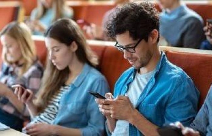صحة وطب : دراسة: هاتفك المحمول يحميك من الخرف بنسبة 58%