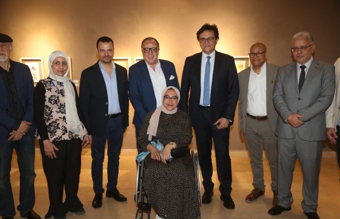 ثقافة : وزير الثقافة يتفقد معارض الفنون التشكيلية احتفالا باليوم العالمى للفن