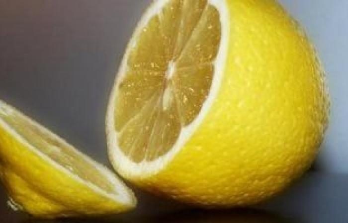 صحة وطب : خلى بالك فى المطبخ.. تعملى إيه لو تناثرت قطرات ليمون فى عينيك أثناء عصرها