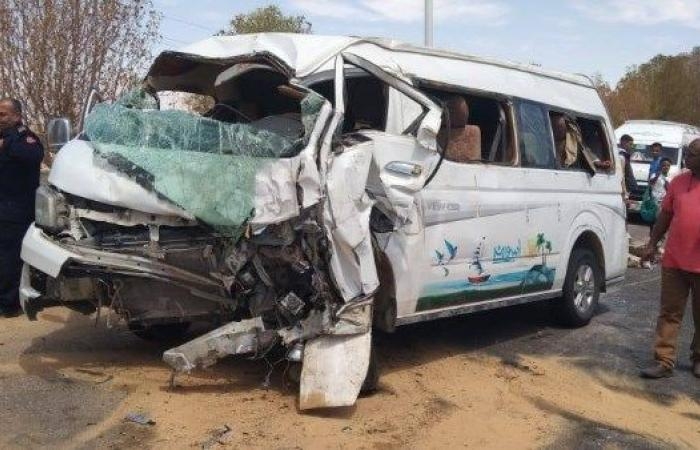 أخبار مصر : الصور الأولى لحادث انقلاب سيارة ميكروباص بأسوان