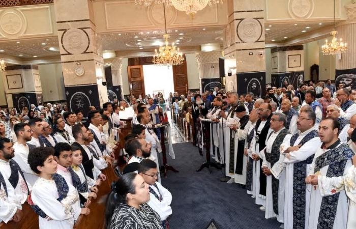 محافظات : الأقباط يحضرون صلوات الجمعة الكبيرة بكنائس وأديرة بني سويف