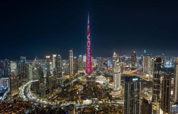رياضة : 10 عدائين يضيئون برج خليفة باللون الأحمر