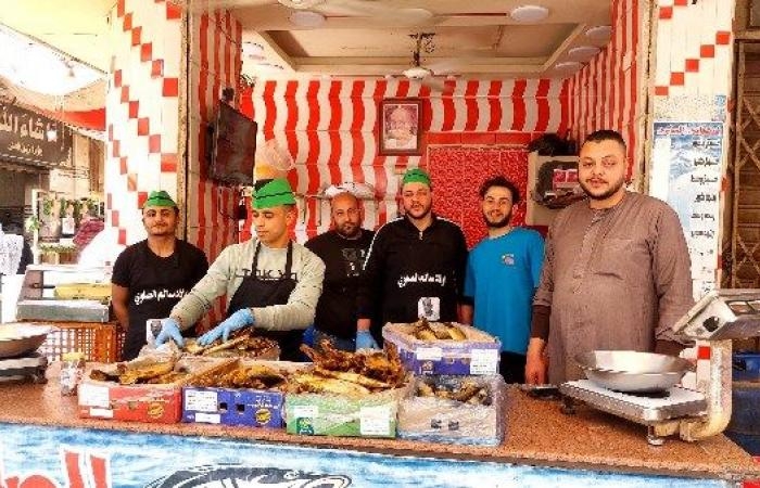 أخبار مصر : إقبال كبير على شراء الفسيخ والرنجة في القليوبية.. فيديو وصور