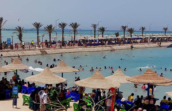 محافظات : إقبال كبير من المواطنين فى يوم شم النسيم على الشواطئ العامة بالغردقة.. لايف