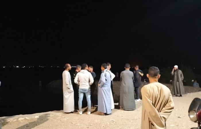 أخبار العالم : ماسأة ولاد العم.. الأهالي يواصلون الليل بالنهار إنتظارًا لإنتشال الضحية الرابعة لحادث "سيلفي" النيل ببني سويف (صور)