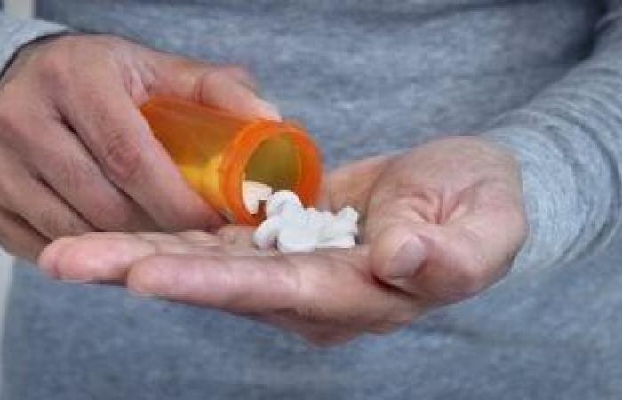 صحة وطب : طبيب من جامعة هارفارد يحذر من تناول المسكنات على معدة فارغة