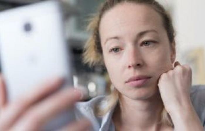 صحة وطب : استخدامك لهاتفك بجوار أطفالك قد يضر بهم.. دراسة توضح الأسباب والنصائح