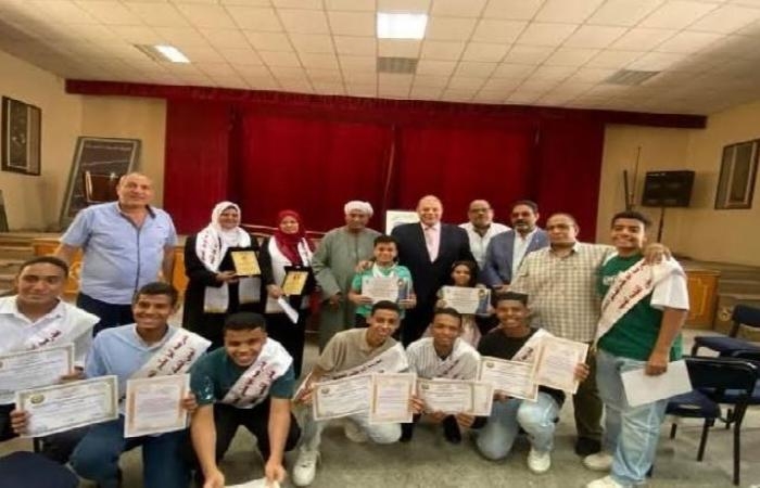 مدير تعليم قنا يكرم الفائزين فى مسابقة «المبتكر الصغير» و «دوري المكاتب التنفيذية»