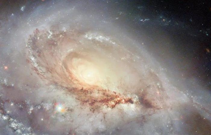أخبار التكنولوجيا : تلسكوب هابل يرصد مجرة حلزونية ملتوية.. صورة
