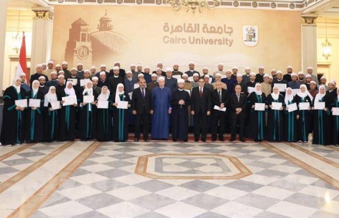 أخبار العالم : وزير الأوقاف ورئيس جامعة القاهرة في ختام الدورة الرابعة للأئمة والواعظات