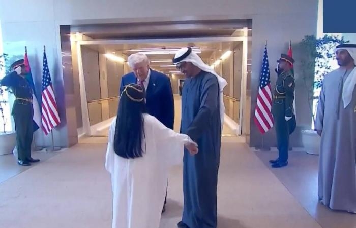 أخبار العالم : محمد بن زايد في لقطة أبوية رائعة مع طفلة قدمت الورود لترامب (فيديو)