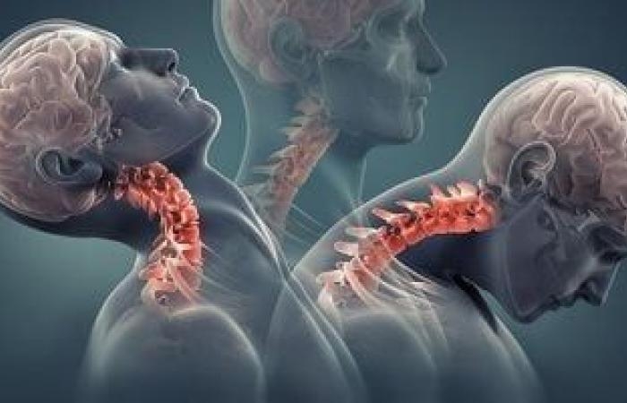 صحة وطب : 5 ساعات على الموبايل أصابت شابا بـ"متلازمة الرأس المتدلي".. اعرف القصة