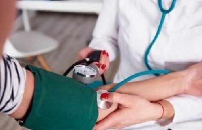 صحة وطب : علامات ارتفاع ضغط الدم خلال الموجة الحارة.. مشروبات لتبريد جسمك