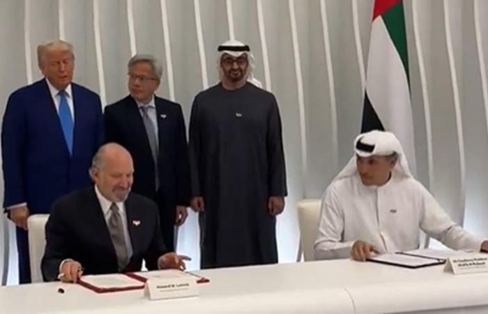 أخبار العالم : ميكروفون يلتقط ما قاله ترامب لوزير يوقع اتفاقية مع الإمارات بجانب محمد بن زايد