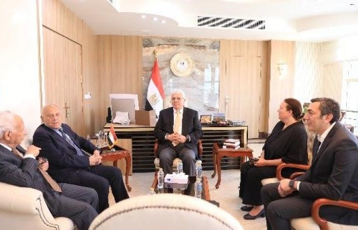 أخبار مصر : وزير التعليم العالي يستقبل الجراح العالمي الدكتور مجدي يعقوب