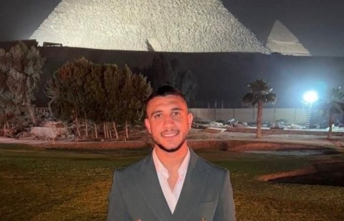 أخبار مصر : بالبدلة.. رامي ربيعة يشارك جمهوره صورا من أمام الأهرامات