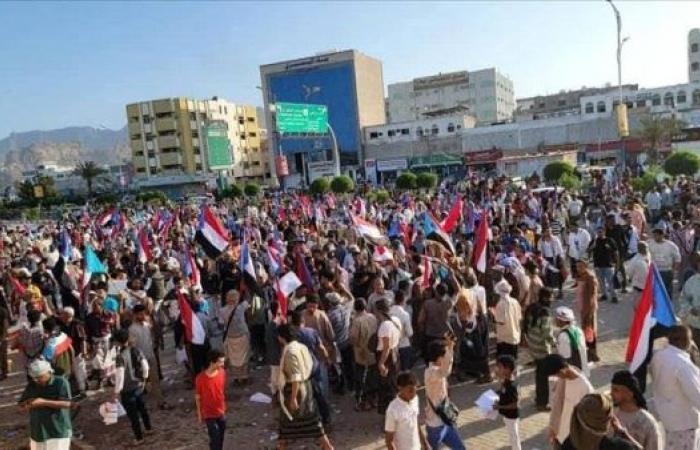 أخبار العالم : ثورة جياع في عدن تطالب بإسقاط النظام والانتقالي يواجهها بالرصاص (فيديوهات)