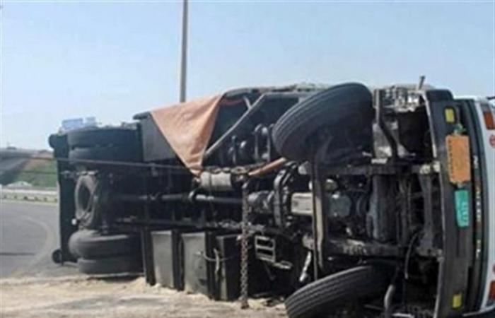 أخبار مصر : انقلاب سيارتي نقل تلاجة محملتين بـ الآيس كريم على دائري المريوطية