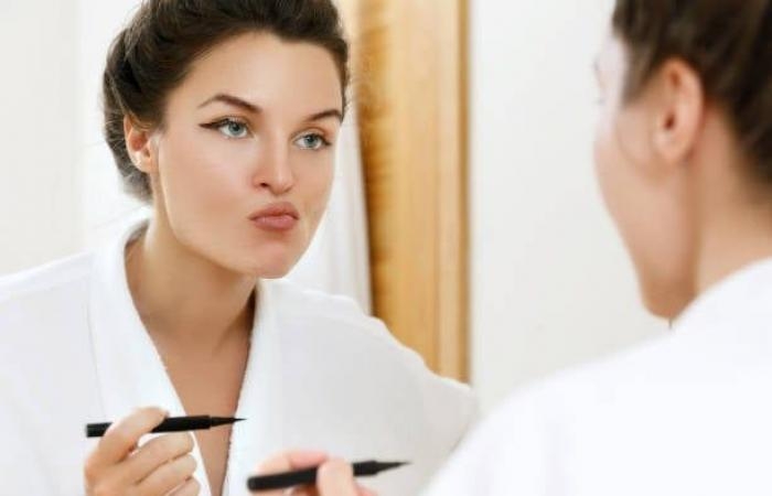 عالم المرأة : 5 أخطاء في المكياج تفسد مظهرك وتهدد صحة بشرتك وسلامتها