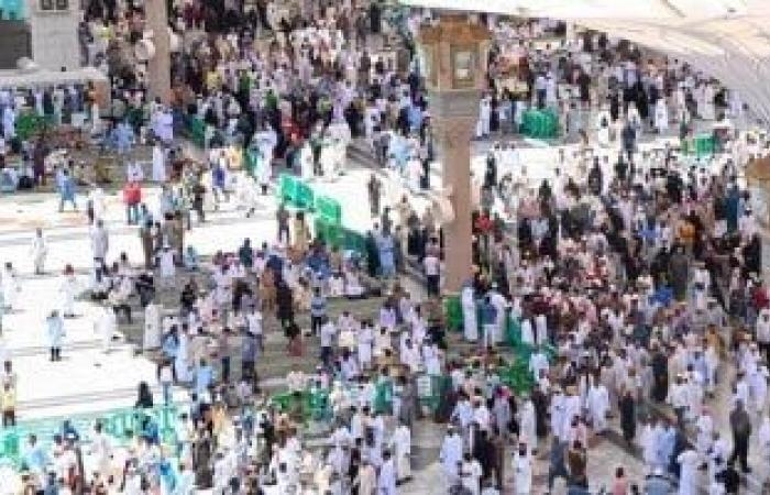 أخبار عربية : مراوح رذاذ تلطف الأجواء فى الظهيرة بالمسجد النبوى.. بث مباشر