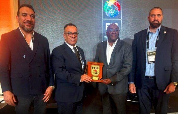 عمرو مصيلحي يكرم رئيس الاتحاد الإفريقي لكرة السلة