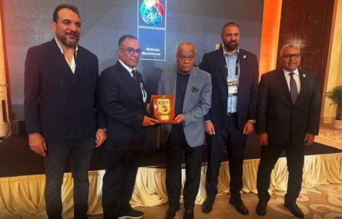 اتحاد السلة يكرم رئيس الاتحاد الإفريقي