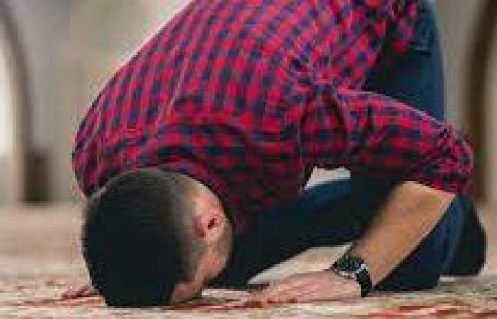 أخبار مصر : هل هناك فرق بين سجود وصلاة الشكر؟.. دار الإفتاء تجيب