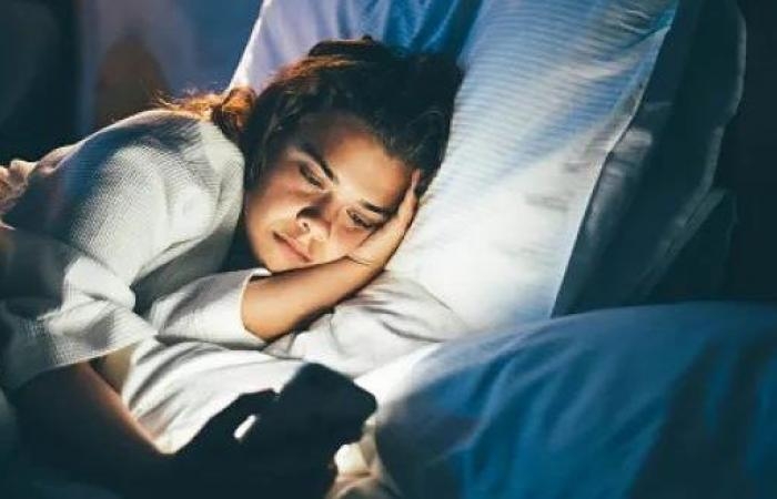 أخبار مصر : هذه العادة الهاتفية الشائعة بين المراهقين تزيد من قلقهم