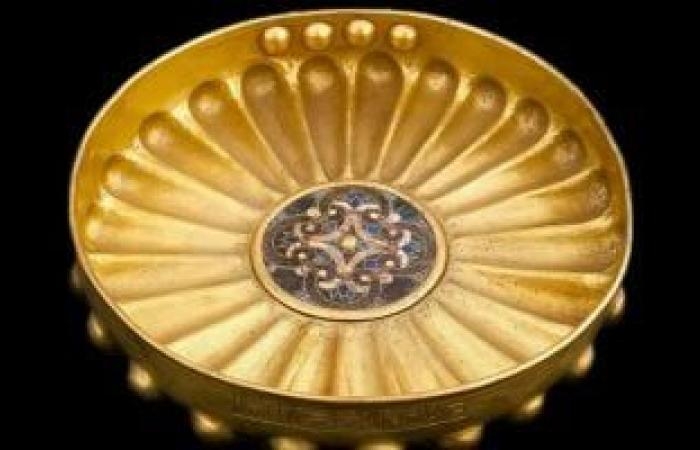 ثقافة : مقتنيات المتحف المصري.. وعاء ذهبي مرصع بوردة