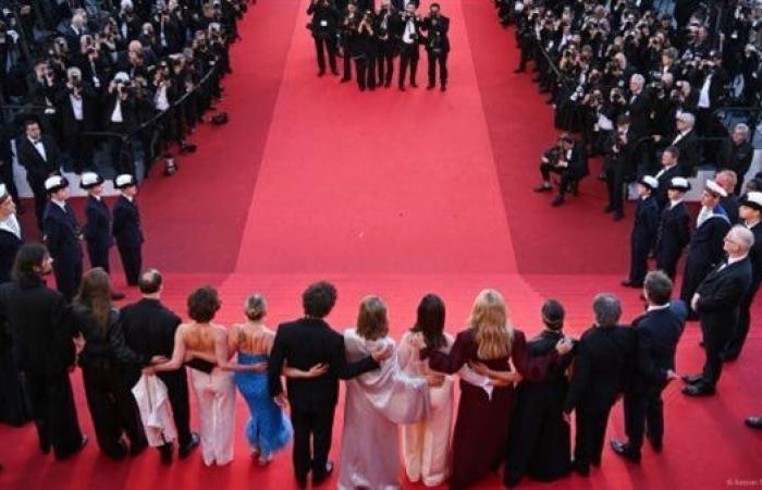 جودي فوستر تتألق على السجادة الحمراء بمهرجان كان في العرض الأول لفيلمها الفرنسي "Vie Privée"