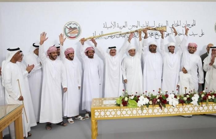 رياضة : هجن الرئاسة تحلق بسيف رئيس الدولة