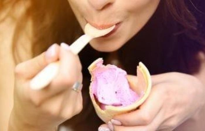 صحة وطب : الآيس كريم المحتوى على "مستحلبات" قد يحدث أضرارا بالجهاز الهضمى