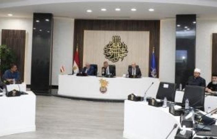 محافظات : محافظ أسوان يمهل التنفيذيين أسبوعا لإنجاز مستندات مشروعات العام الجارى