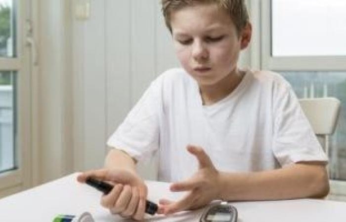 صحة وطب : لو فى تاريخ وراثى للمرض.. امتى نحلل سكر للطفل وإيه طرق الوقاية
