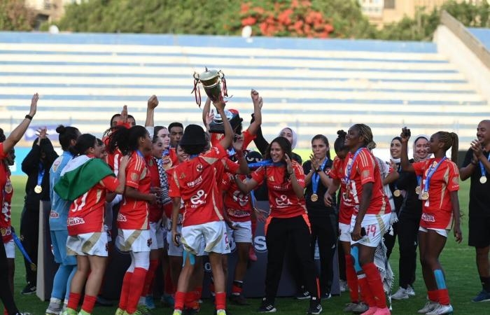 أخبار الرياضة : احتفالات لاعبات الأهلى بالتتويج بكأس مصر للكرة النسائية لأول مرة