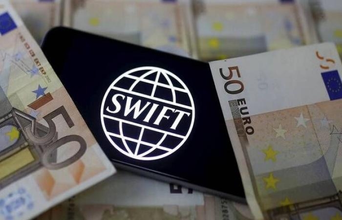 إقتصاد : الاتحاد الأوروبي يدرس استبعاد 20 بنكاً مرتبطاً بروسيا من نظام "سويفت"