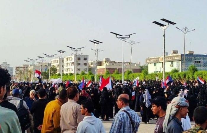 أخبار العالم : هددن بالتصعيد.. نساء عدن يحملن التحالف والشرعية والانتقالي مسؤولية إنهيار الخدمات والعملة