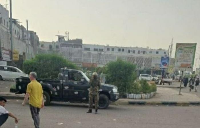 أخبار العالم : مليشيا الانتقالي تعتدي على محتجات في عدن وتصادر الهواتف وتعتقل مصورًا