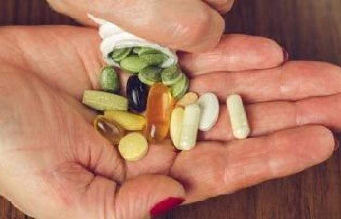 صحة وطب : هل يُسبب فيتامين ب12 ضررًا للكلى؟ أشياء يجب معرفتها قبل تناوله بانتظام