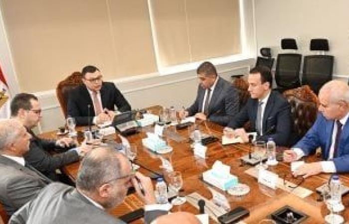 أخبار الاقتصاد : وزير الإسكان يعقد اجتماعا مع نواب ومساعدي هيئة المجتمعات العمرانية الجديدة