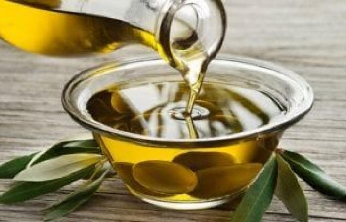 صحة وطب : بعد انتشارها على السوشيال.. ماذا يحدث في جسمك عند تناول ملعقة زيت زيتون صباحا